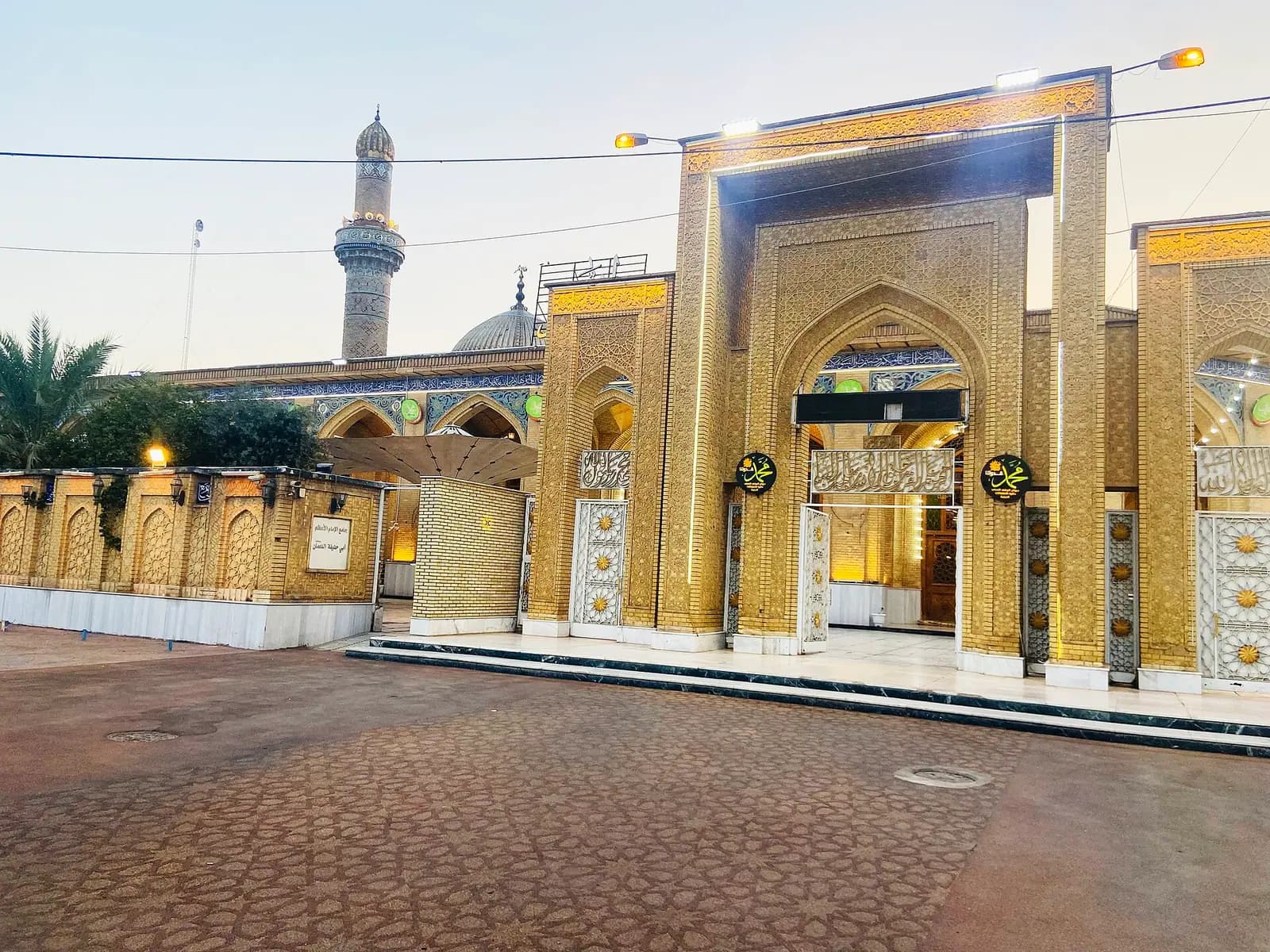 Bağdat A'zamiyye'deki İmâm-ı Â'zam Ebû Hanîfe Camii'nin giriş cephesi (2024).