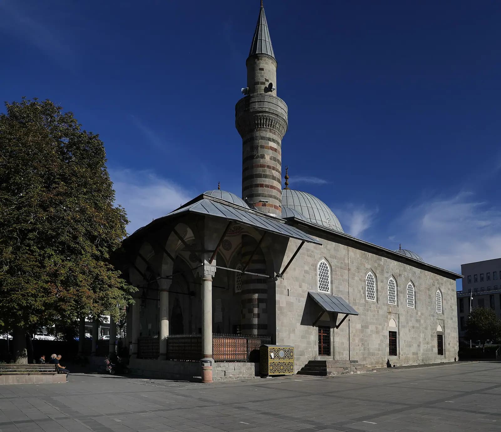 Lala Mustafa Paşa Camii'nin kubbesi, son cemaat revakı ve minaresi