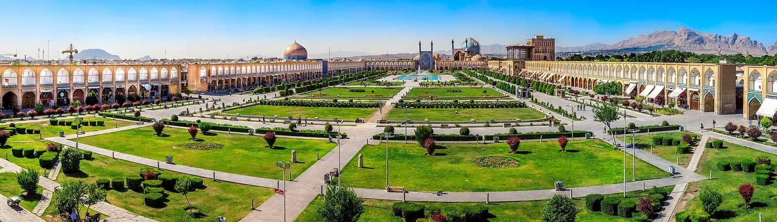 Nakş-ı Cihan Meydanı'nın panoramik görünümü: ortada havuz ve bahçeler, çevrede iki katlı revaklar.