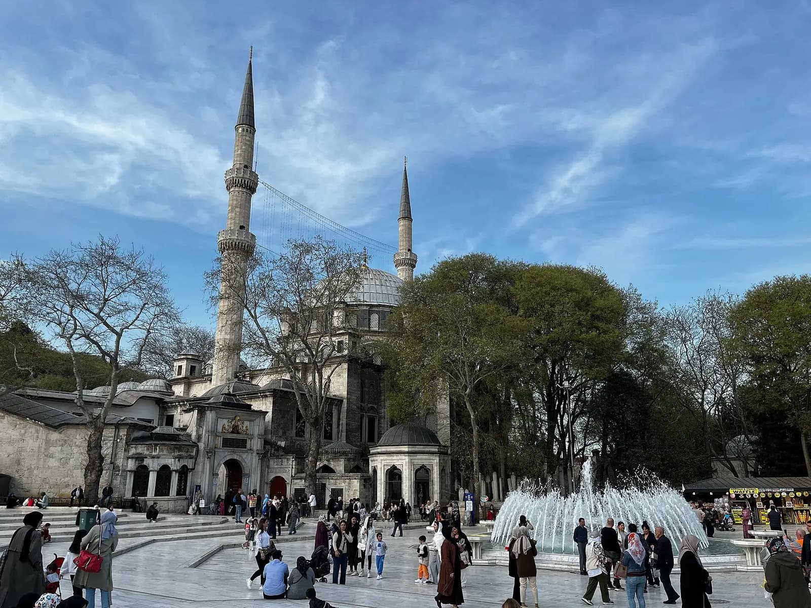 Eyüpsultan meydanından Eyüp Sultan Camii'nin kubbesi ve iki minaresi.