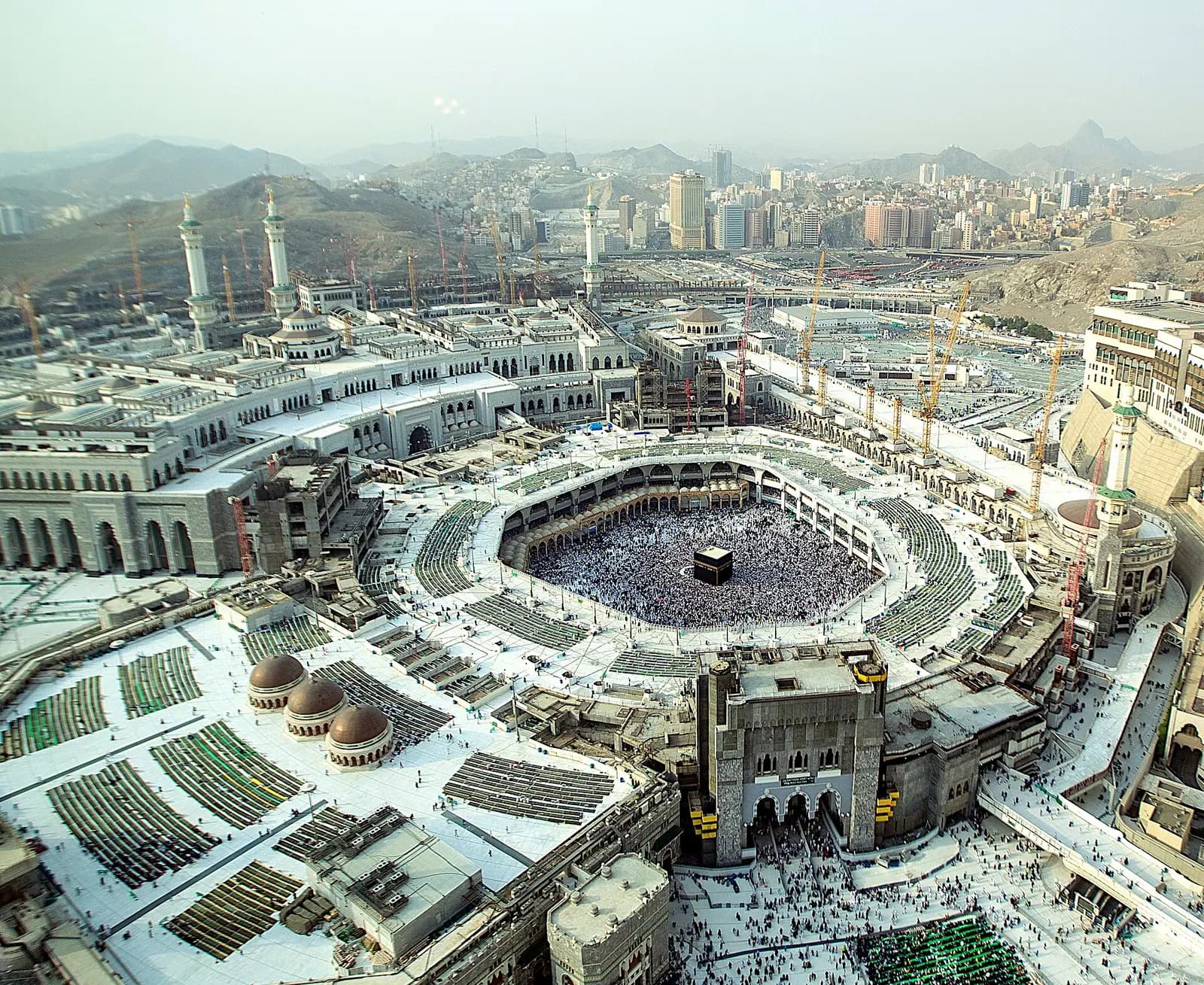 Mescid-i Haram'ın genel görünümü: ortada Kâbe ve çevresindeki tavaf alanı