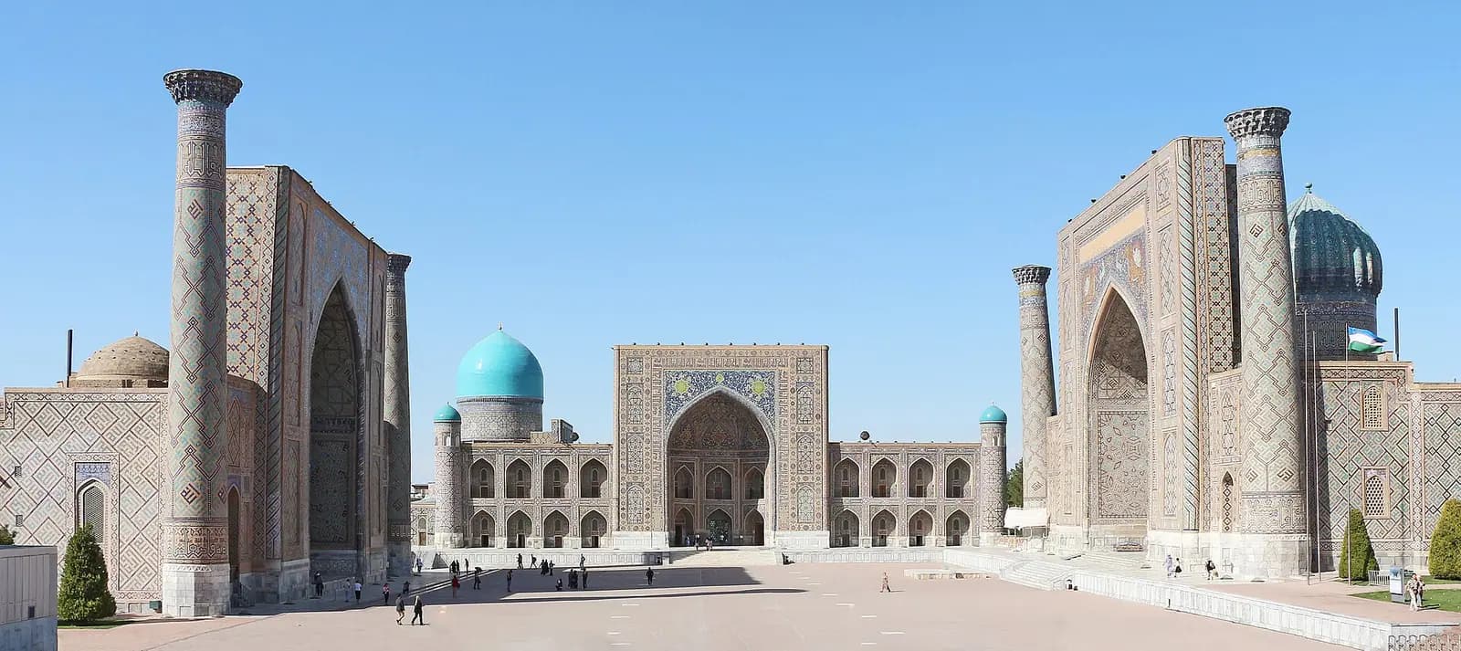 Registan Meydanı'nda Uluğ Bey, Tillakârî ve Şirdar medreselerinin karşılıklı cepheleri